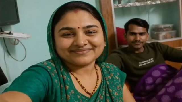 Desi Hot Aunty Bed – Romanse Kiss Viral Mms